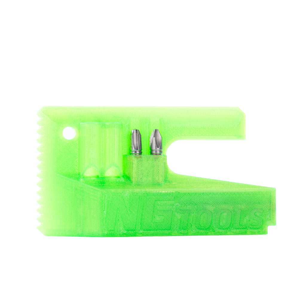 NG Snowboard Binding Tool – green multitool for snowboard, splitboard, and skialp. Includes screwdriver, two bits, and a whistle. Ideal for tuning bindings, buckles, base, edges, and waxing.