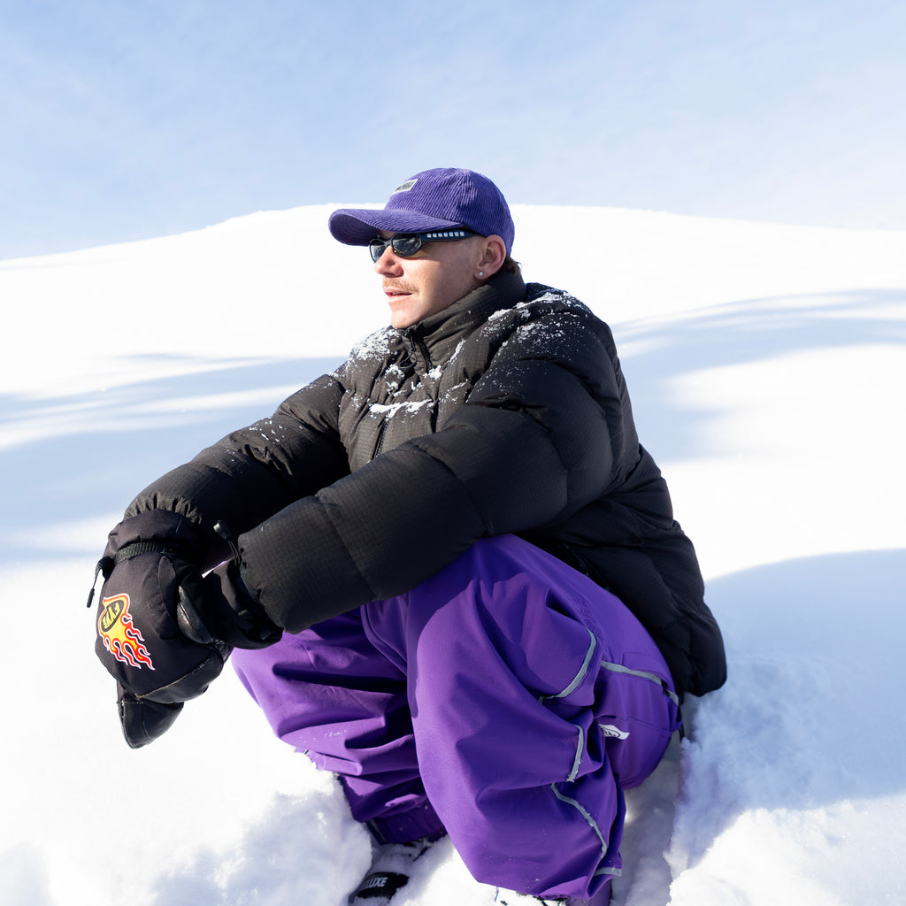 NGtools Dad Corduroy Cap – classic snowboard and streetwear cap with embroidered NGtools logo. Lifestyle model in snow,