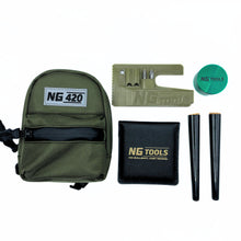 Načítať obrázok do prehliadača galérie, NG Tools Snowboard Binding Bag – NG420 Edition attached to snowboard binding, featuring a multitool, roll tobacco storage tubes, grinder, and eco-friendly leather pocket ashtray for snowboarders.