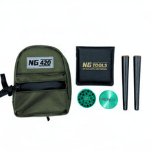 Načítať obrázok do prehliadača galérie, NG Tools Extra Waterproof NG420 Snowboard Binding Bag, featuring a durable design with accessories for splitboarders and nature lovers, attached to snowboard bindings.